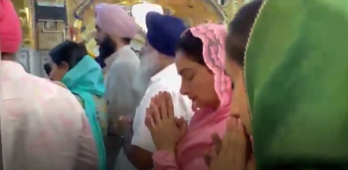 सुखबीर सिंह बादल और हरसिमरत कौर बादल तख्त श्री हजूर साहिब में प्रार्थना करते हुए