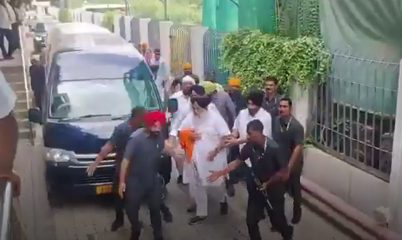 हमले के बाद सुरक्षाकर्मियों के साथ सुखबीर सिंह बादल